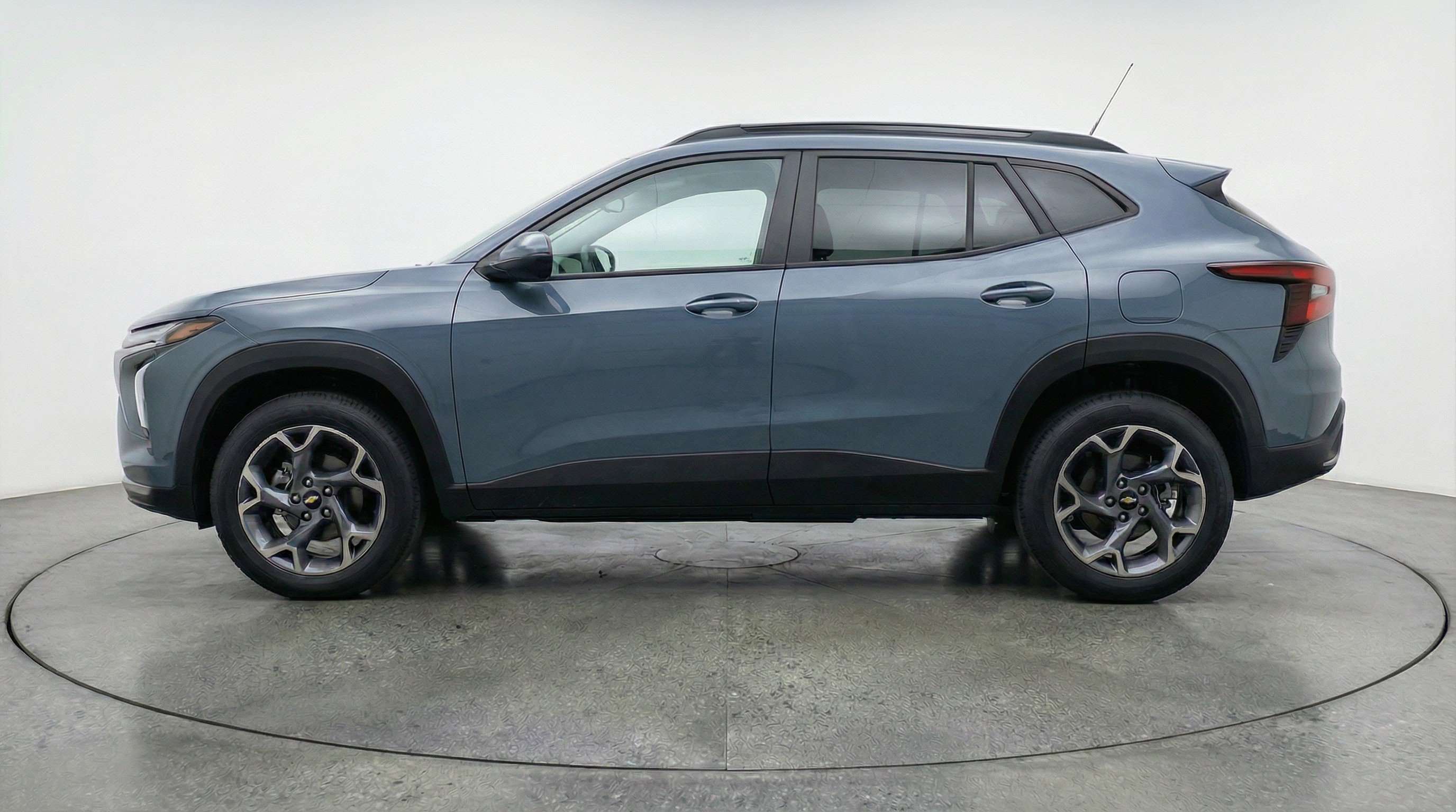 Used 2025 Chevrolet Trax LT FWD image 5