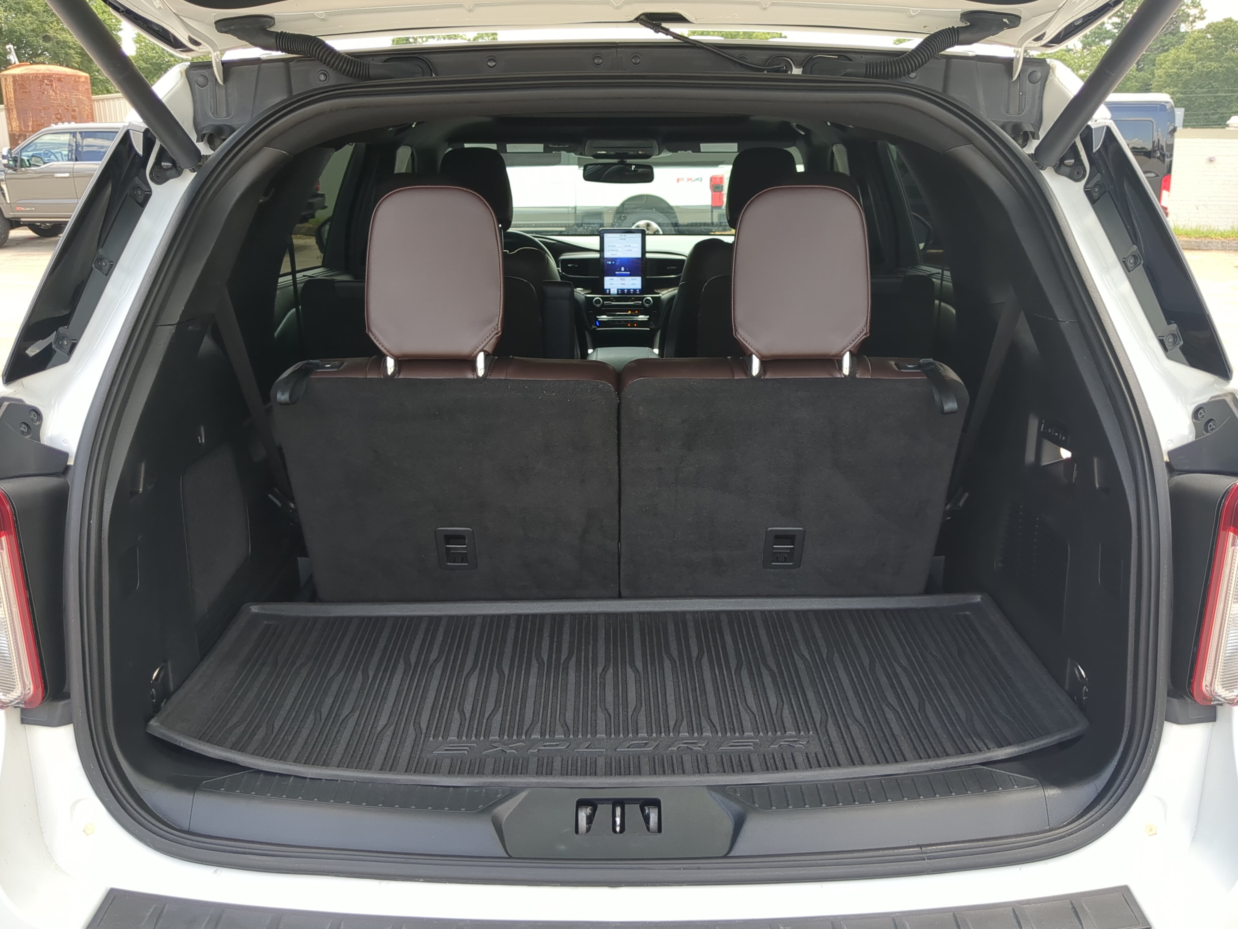 Certified 2023 Ford Explorer Platinum w/ Technology Package AWD/4WD image 11