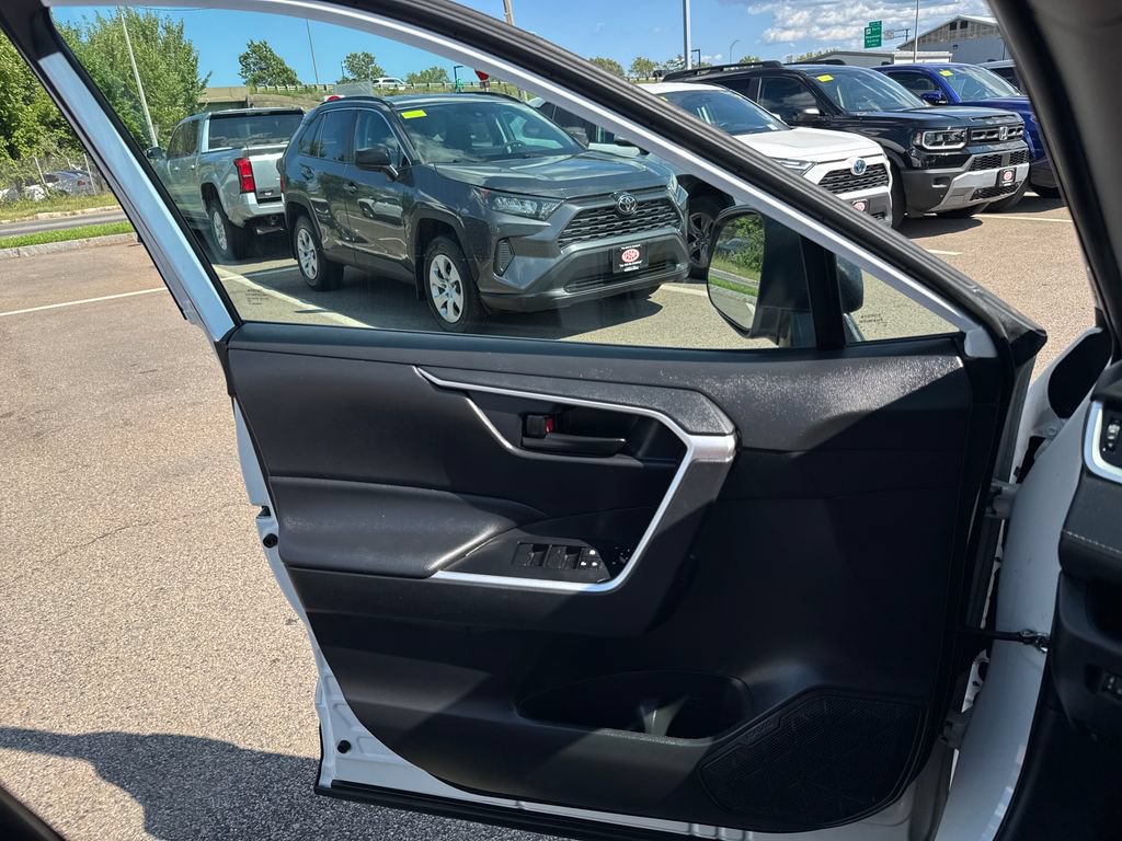 Used 2024 Toyota RAV4 LE AWD/4WD image 33