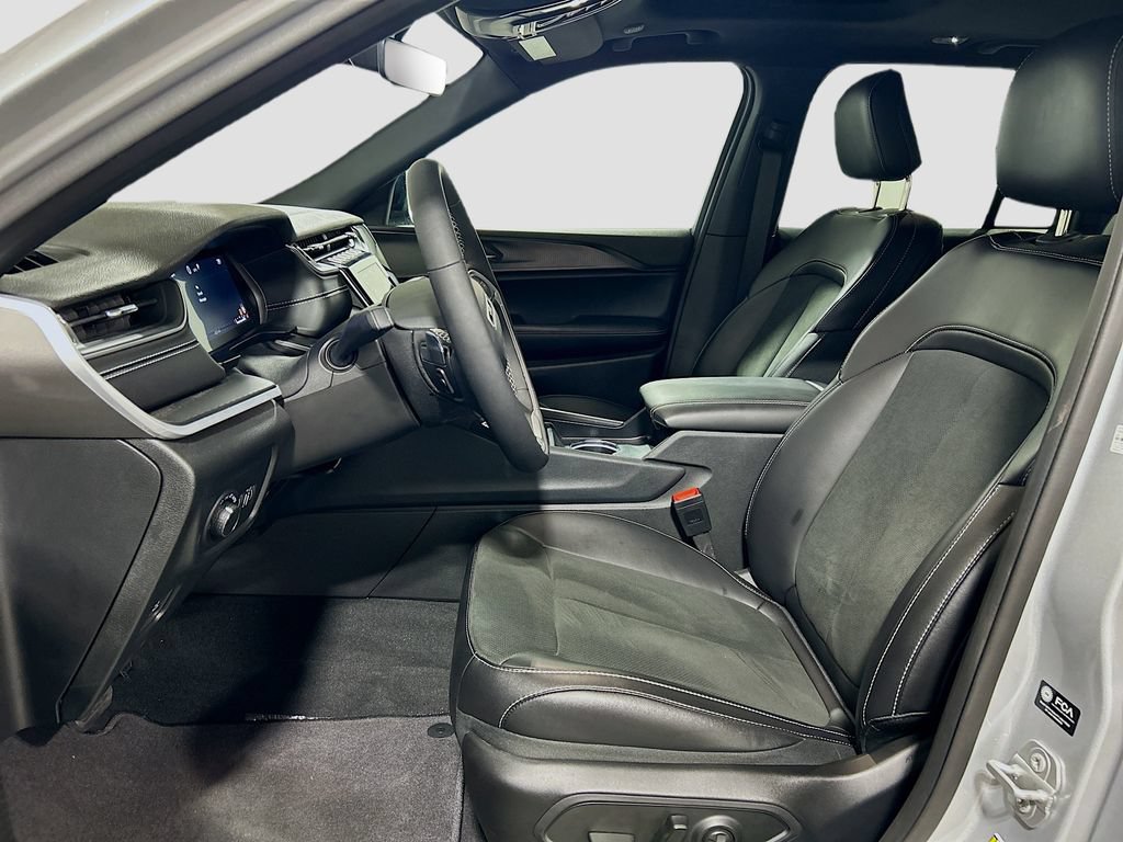 Used 2025 Jeep Grand Cherokee Altitude RWD image 19