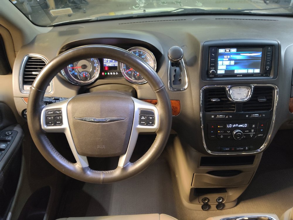 Used 2015 Chrysler Town & Country Touring w/ Driver Convenience Group FWD image 22