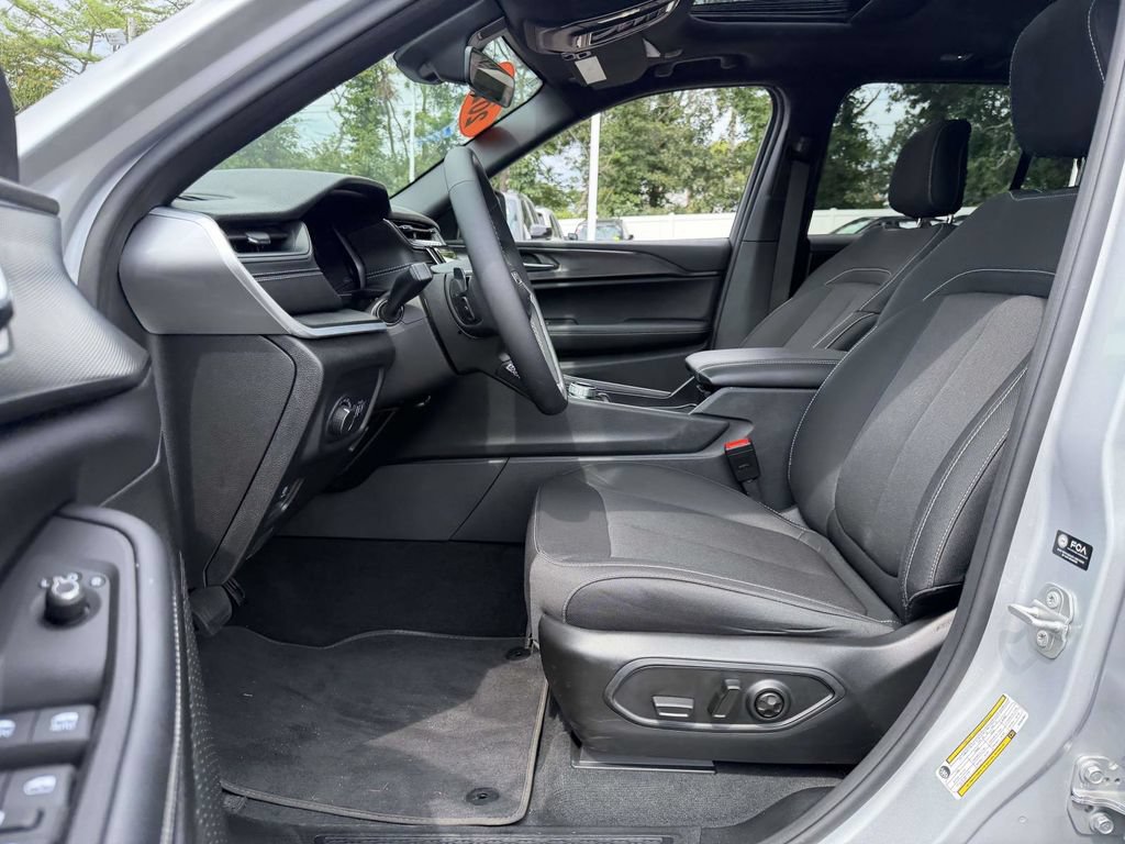 Used 2025 Jeep Grand Cherokee Laredo X AWD/4WD image 17