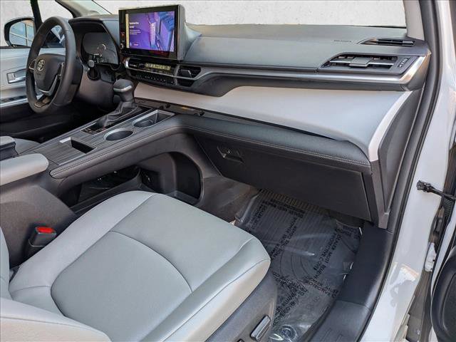 Used 2025 Toyota Sienna XLE w/ XLE Plus Package image 21