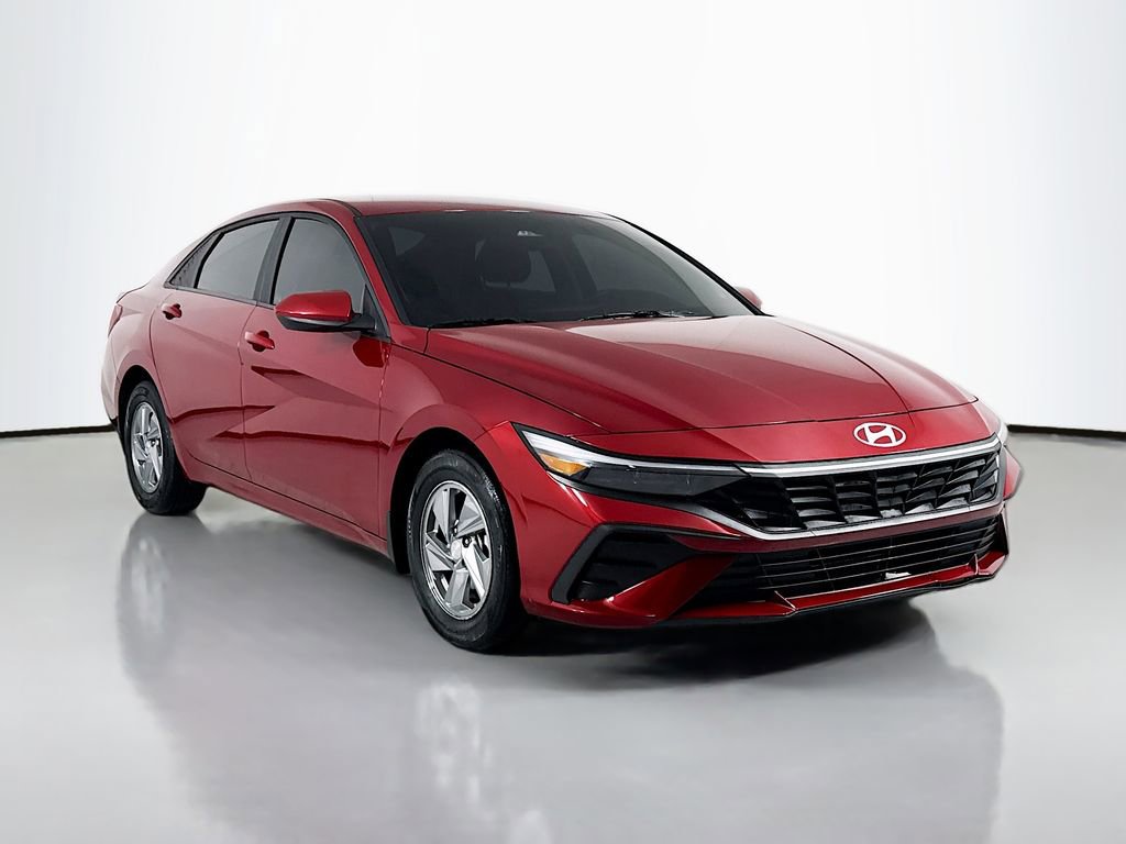 Used 2024 Hyundai Elantra SE image 3