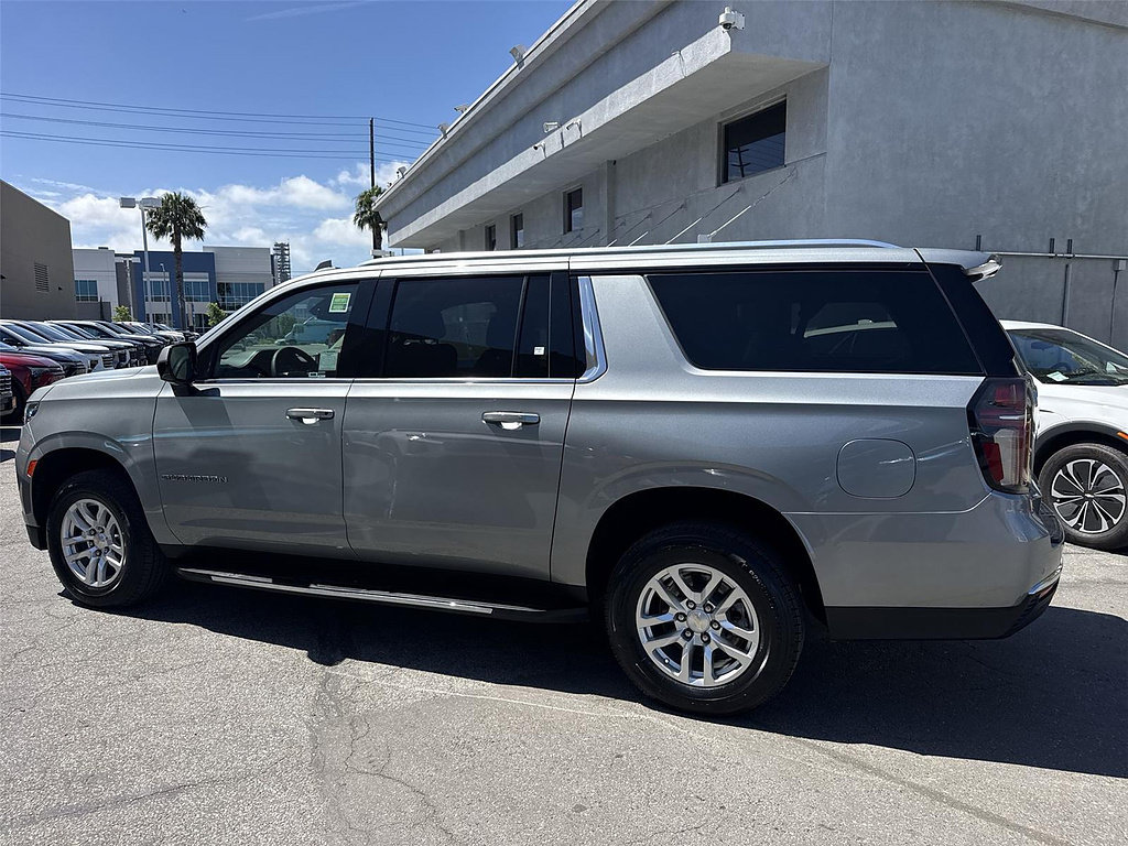 Used 2024 Chevrolet Suburban LT RWD image 6