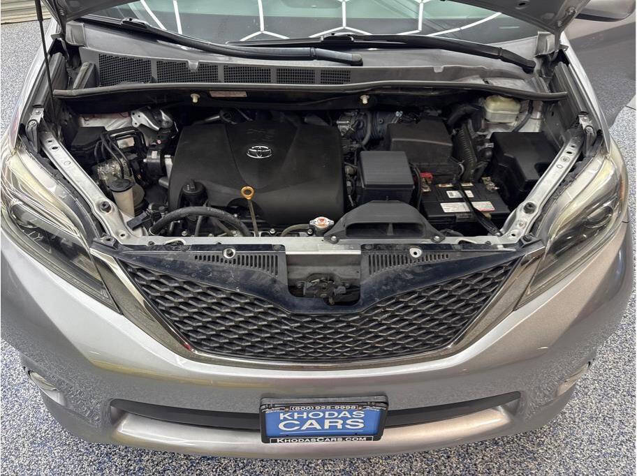 Used 2017 Toyota Sienna SE Premium image 29