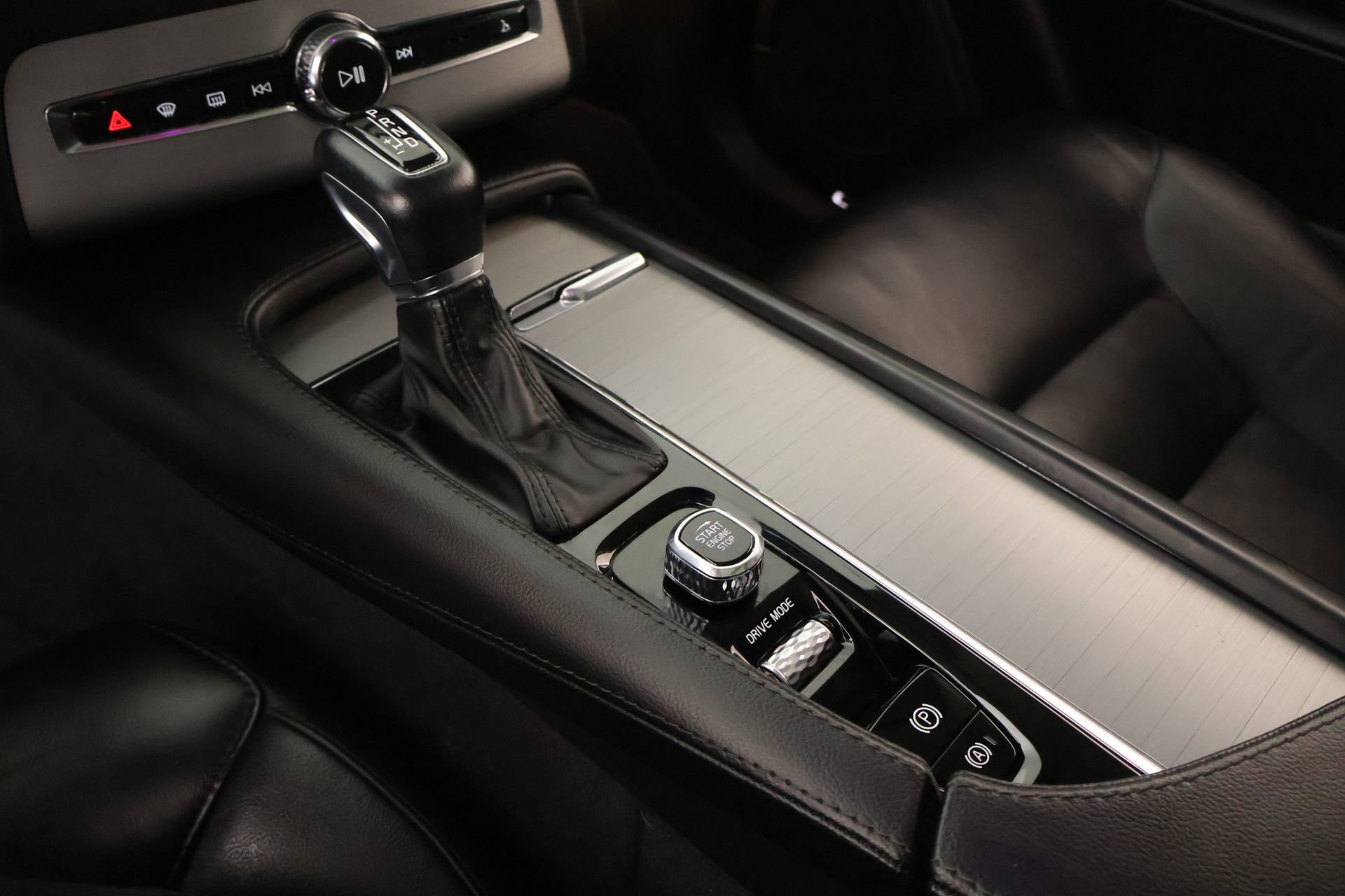 Used 2021 Volvo XC90 T5 Momentum w/ Advanced Package image 9