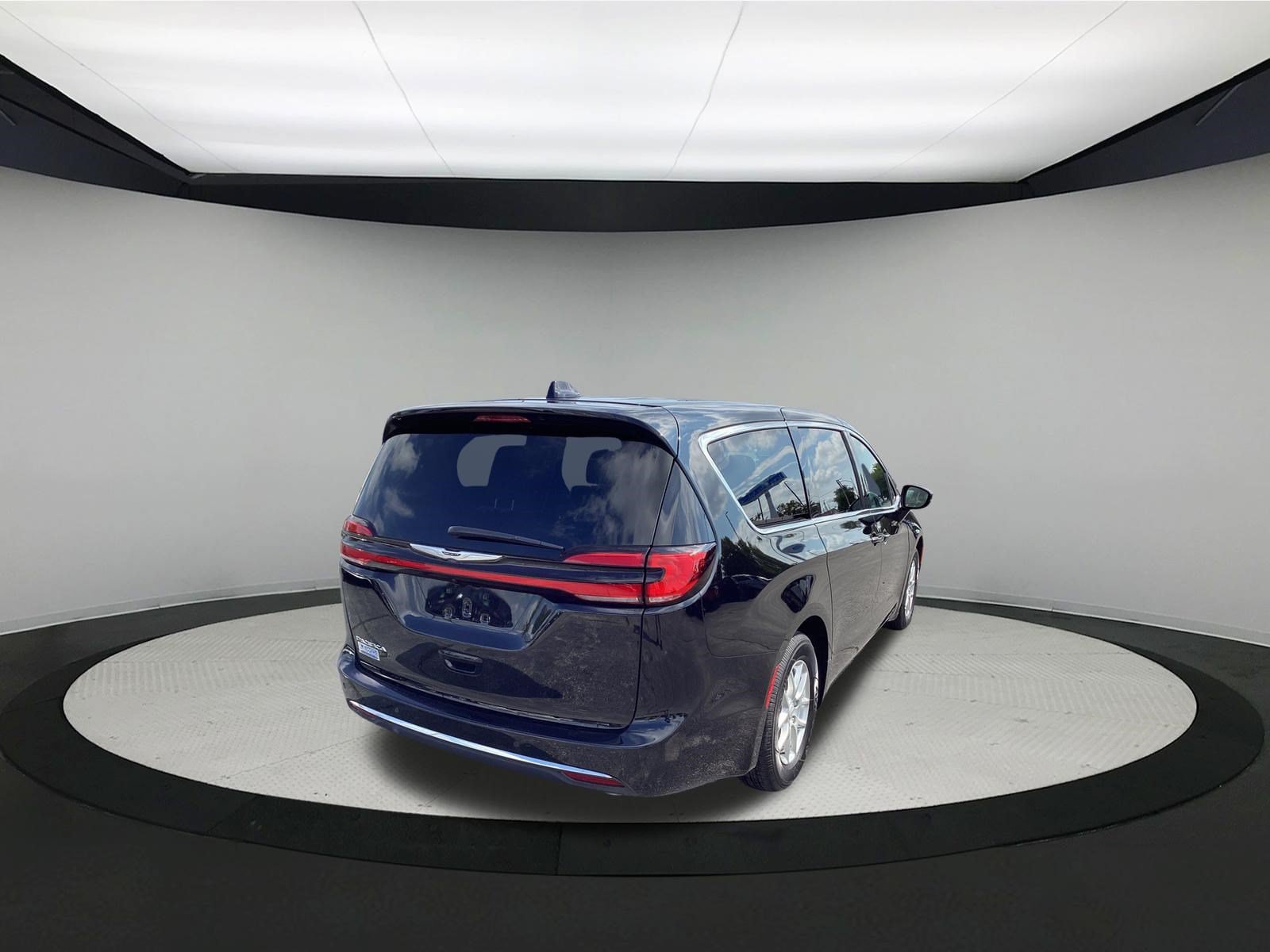 Used 2026 Chrysler Pacifica Select FWD image 8