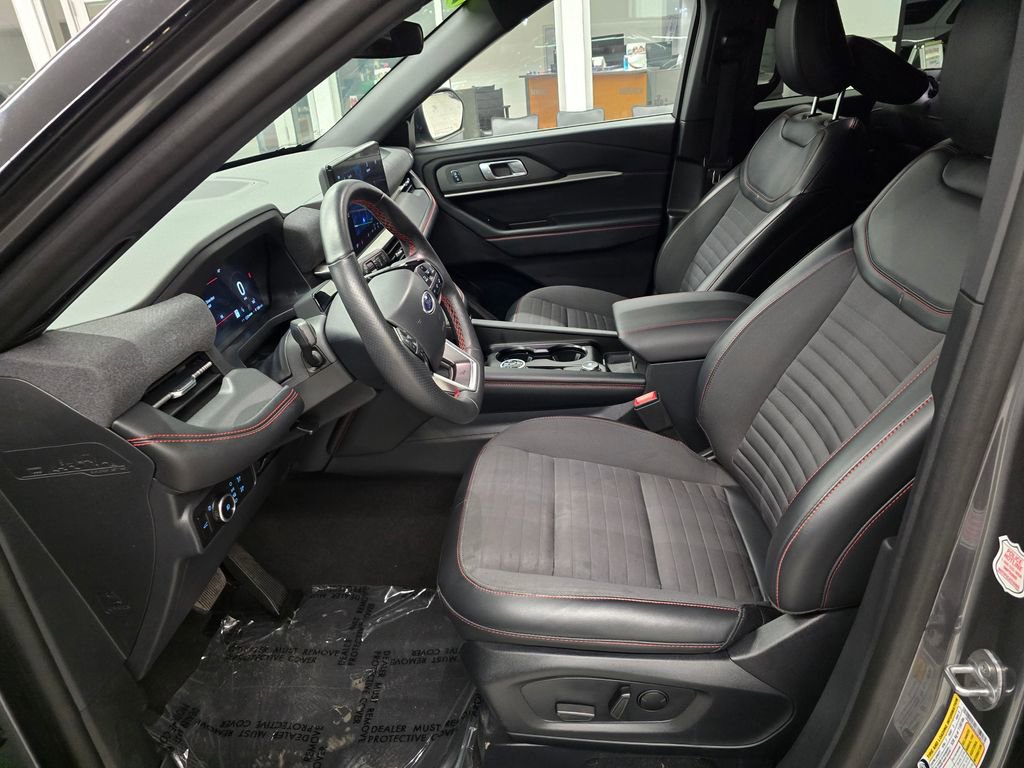 Used 2025 Ford Explorer ST-Line w/ ST-Line Street Pack image 17