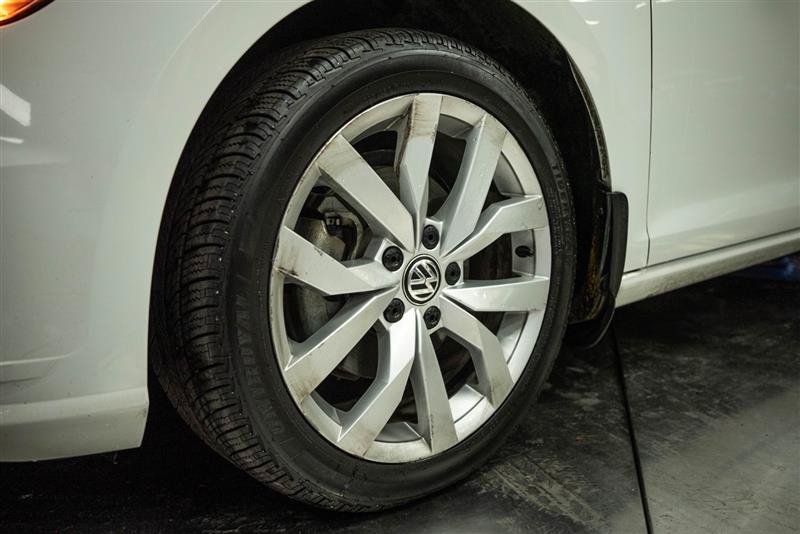 Used 2018 Volkswagen Golf SEL FWD image 3