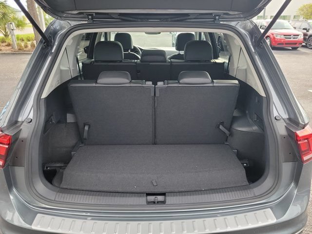 Used 2021 Volkswagen Tiguan SE w/ Panoramic Sunroof Package FWD image 12