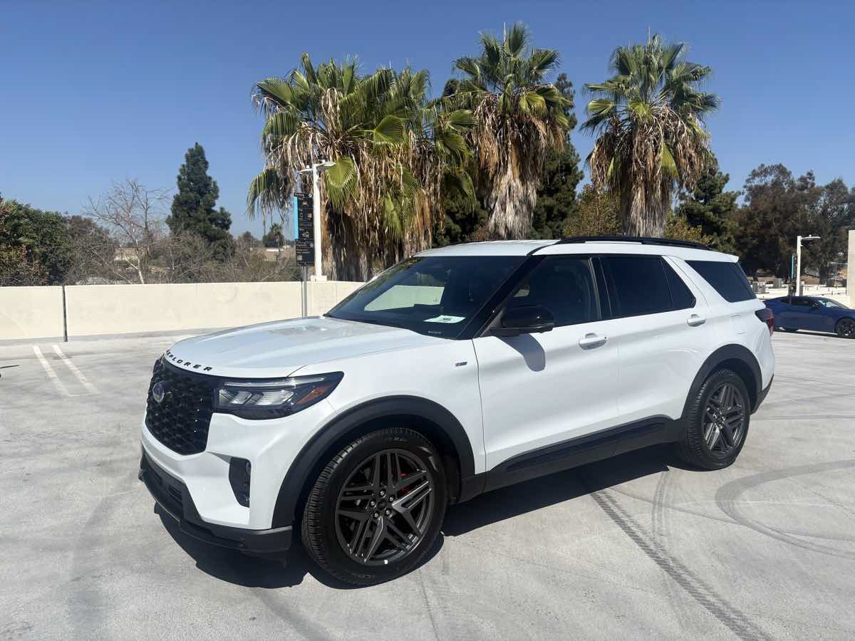 Used 2026 Ford Explorer ST-Line w/ ST-Line Street Pack RWD image 3