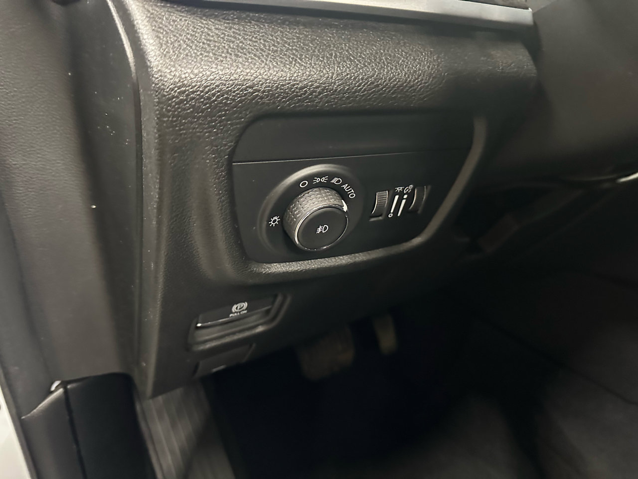 Used 2024 Jeep Grand Cherokee L Limited w/ Black Appearance Package image 9