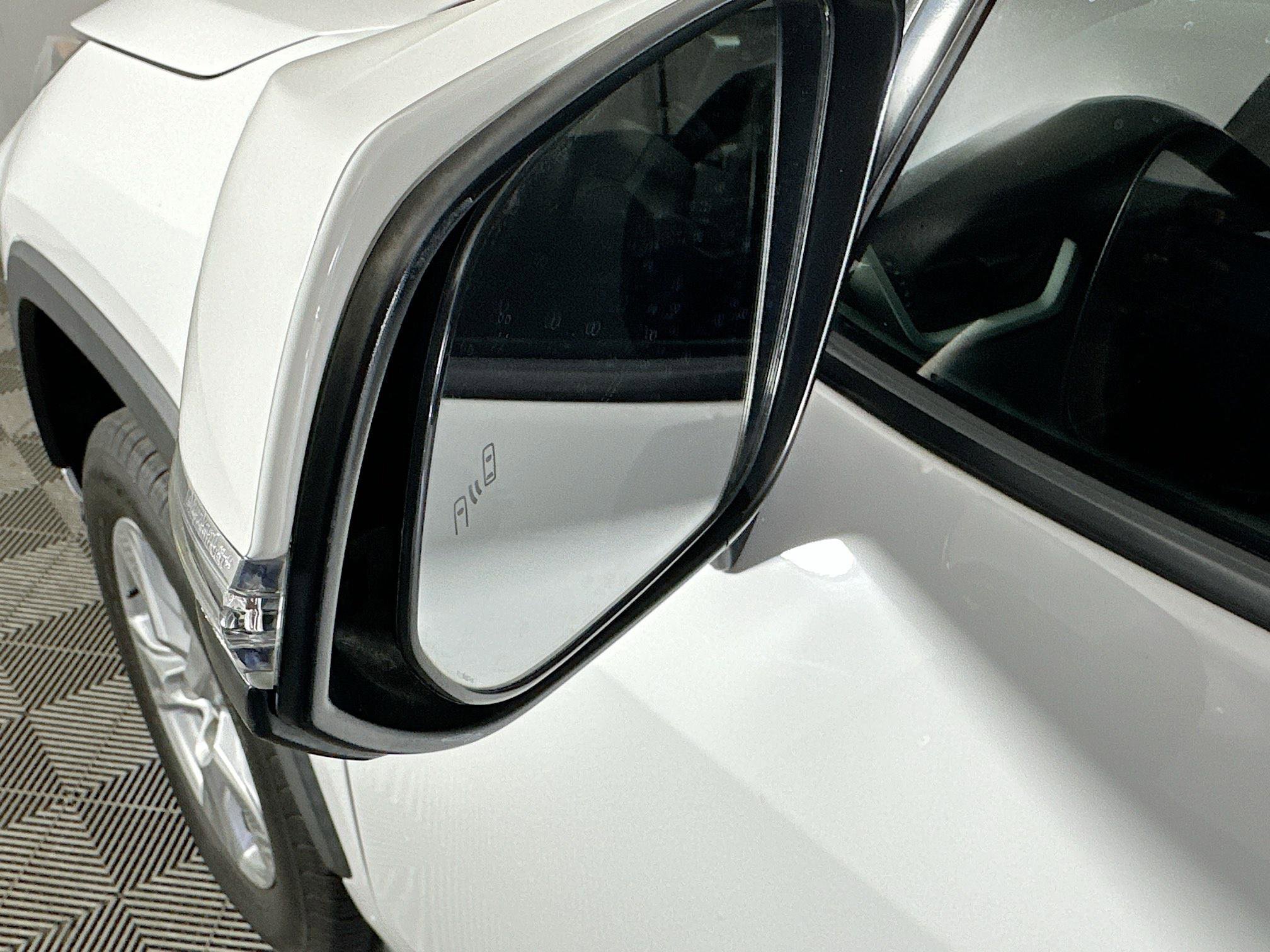 Used 2021 Toyota RAV4 XLE w/ Convenience Package FWD image 16