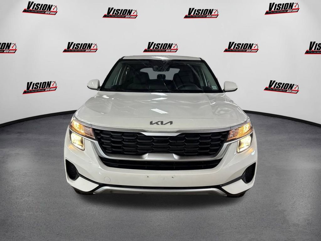 Used 2023 Kia Seltos LX image 2