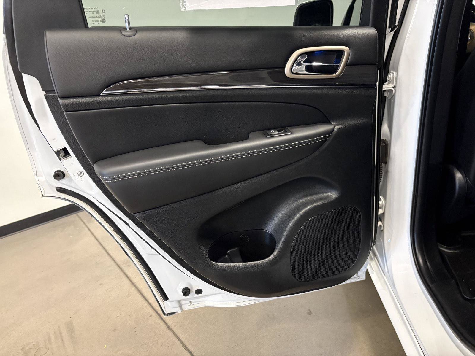 Used 2015 Jeep Grand Cherokee Overland AWD/4WD image 37