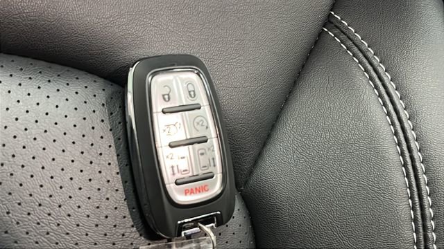 Used 2024 Chrysler Pacifica Limited FWD image 40