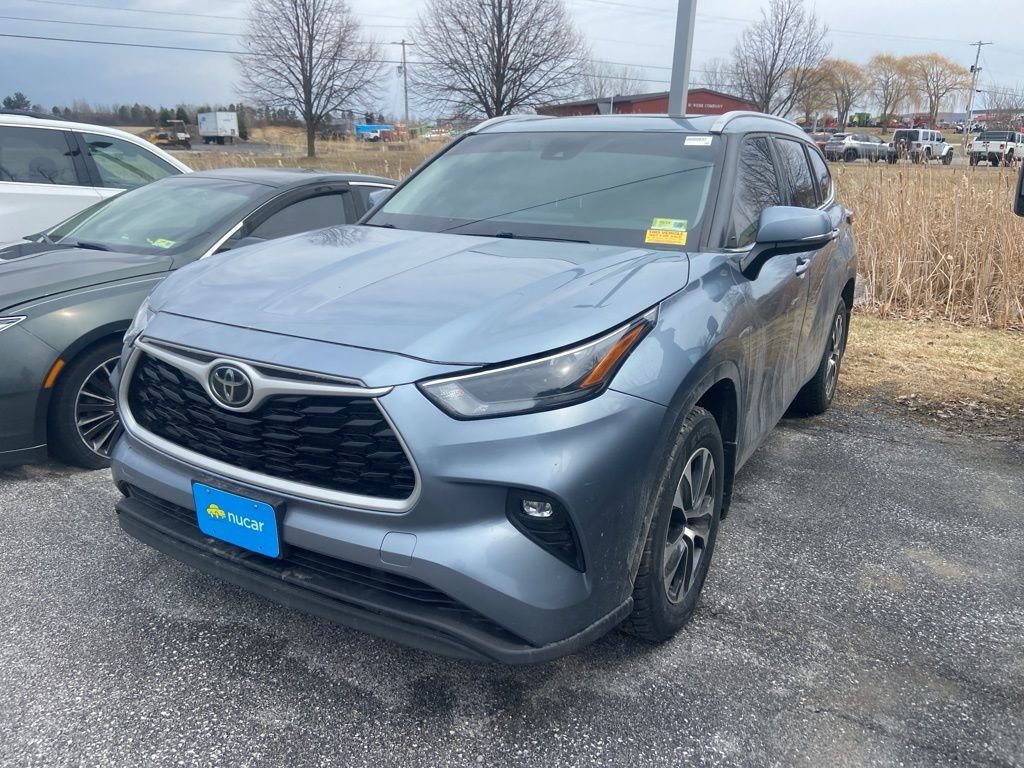 Used 2022 Toyota Highlander XLE AWD/4WD image 3
