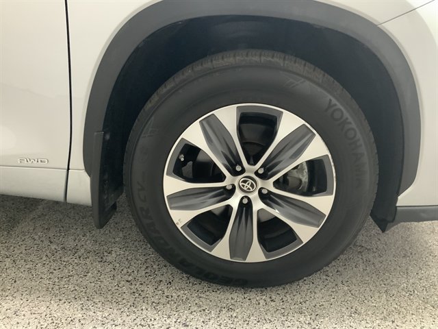Used 2023 Toyota Highlander XLE AWD/4WD image 13