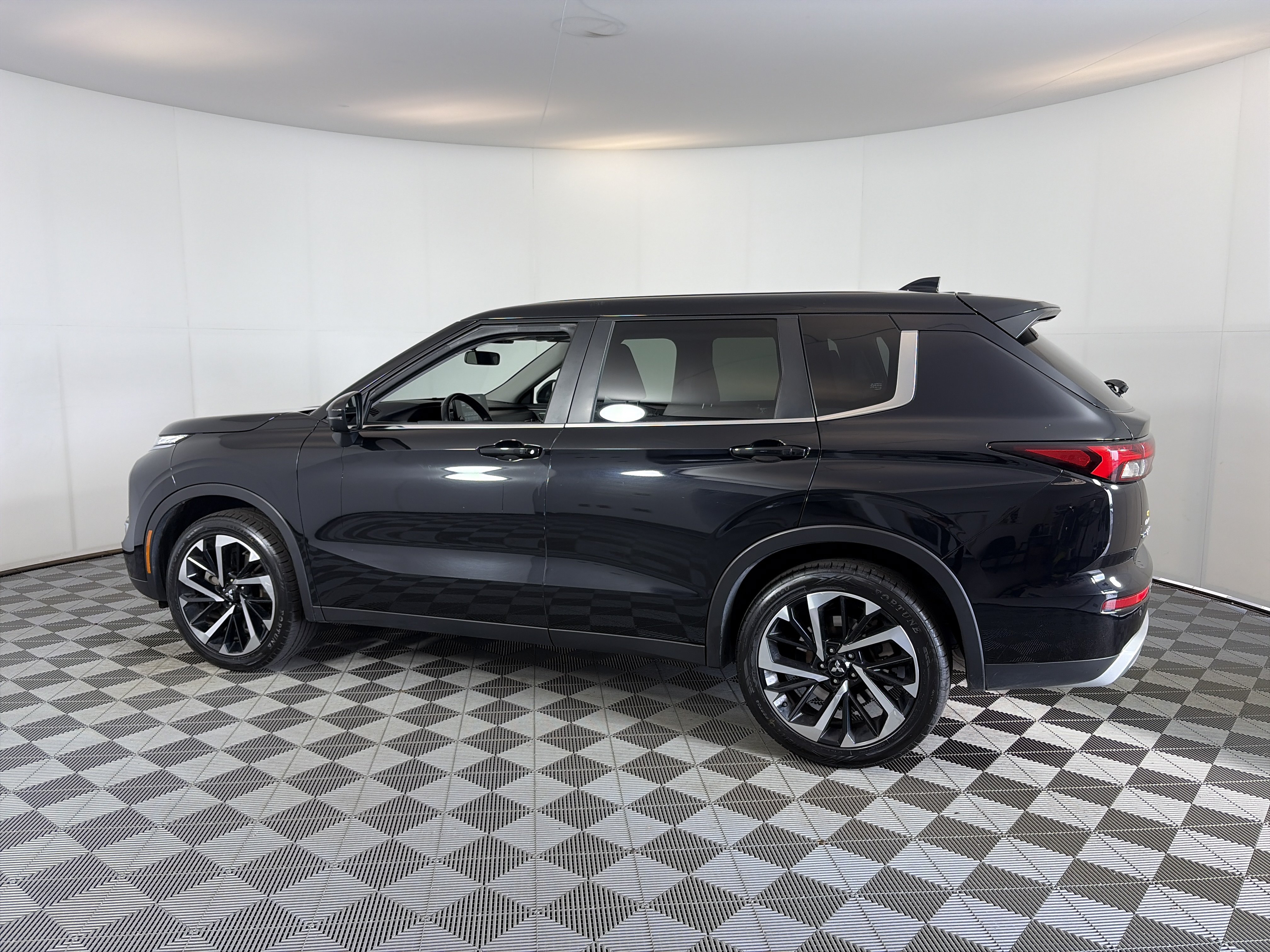 Used 2024 Mitsubishi Outlander SE FWD image 4