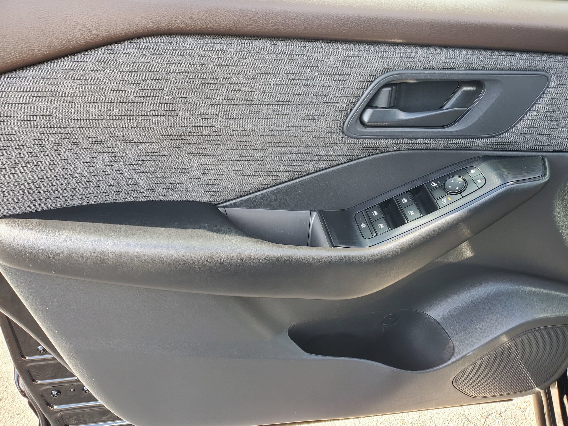 Used 2023 Nissan Rogue S AWD/4WD image 16