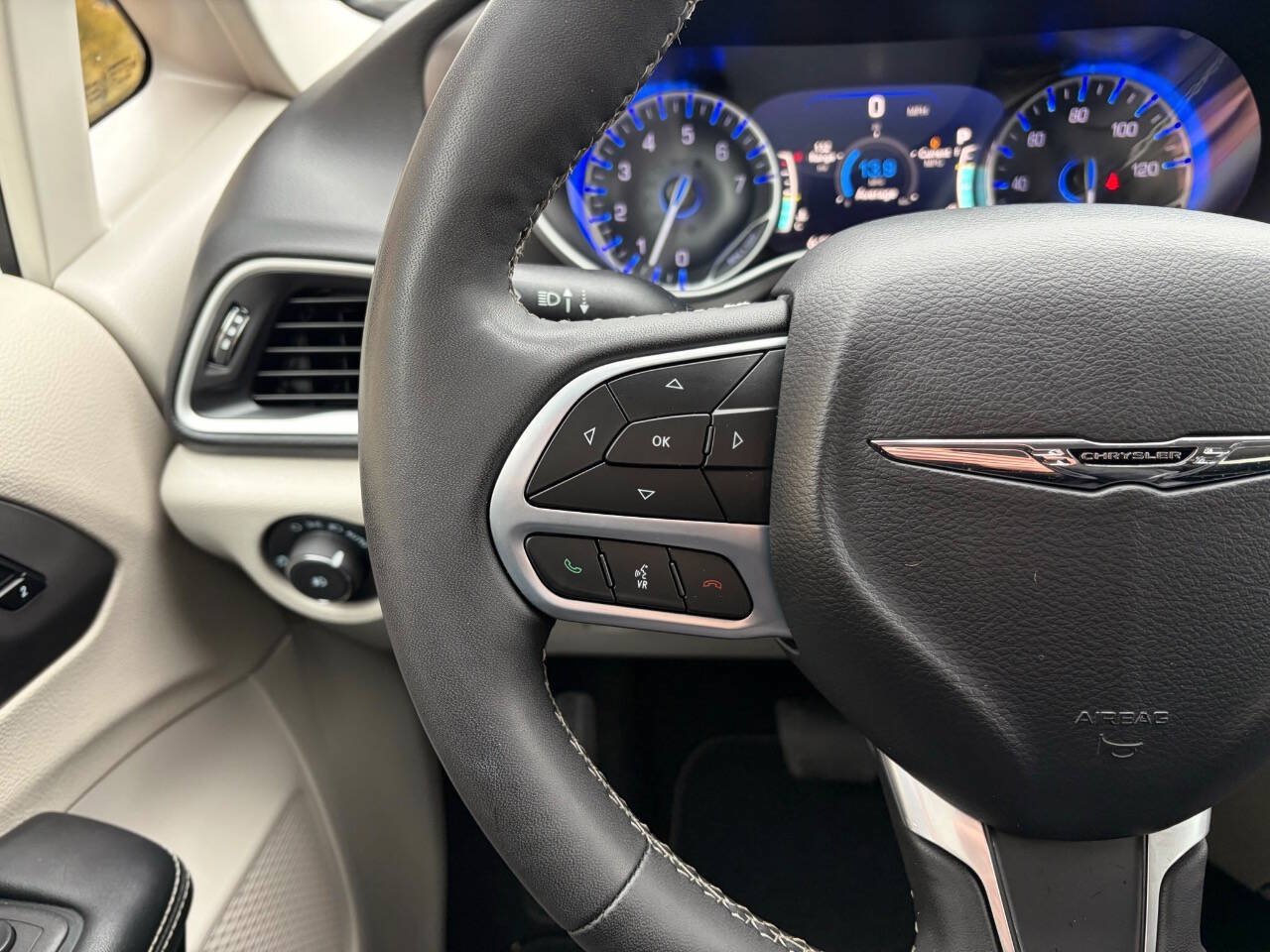 Used 2024 Chrysler Pacifica Touring-L FWD image 21