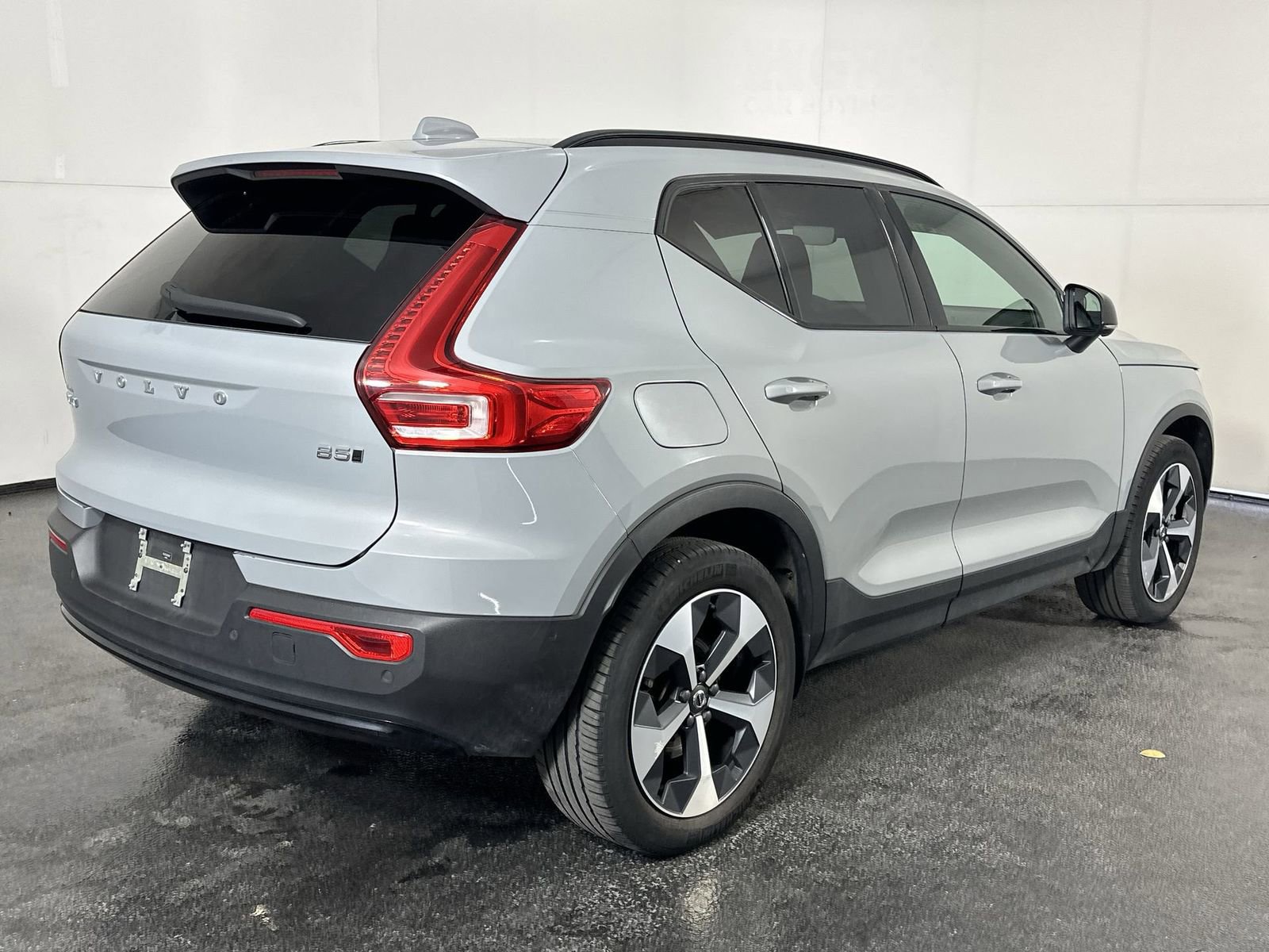 Used 2024 Volvo XC40 B5 Plus image 8