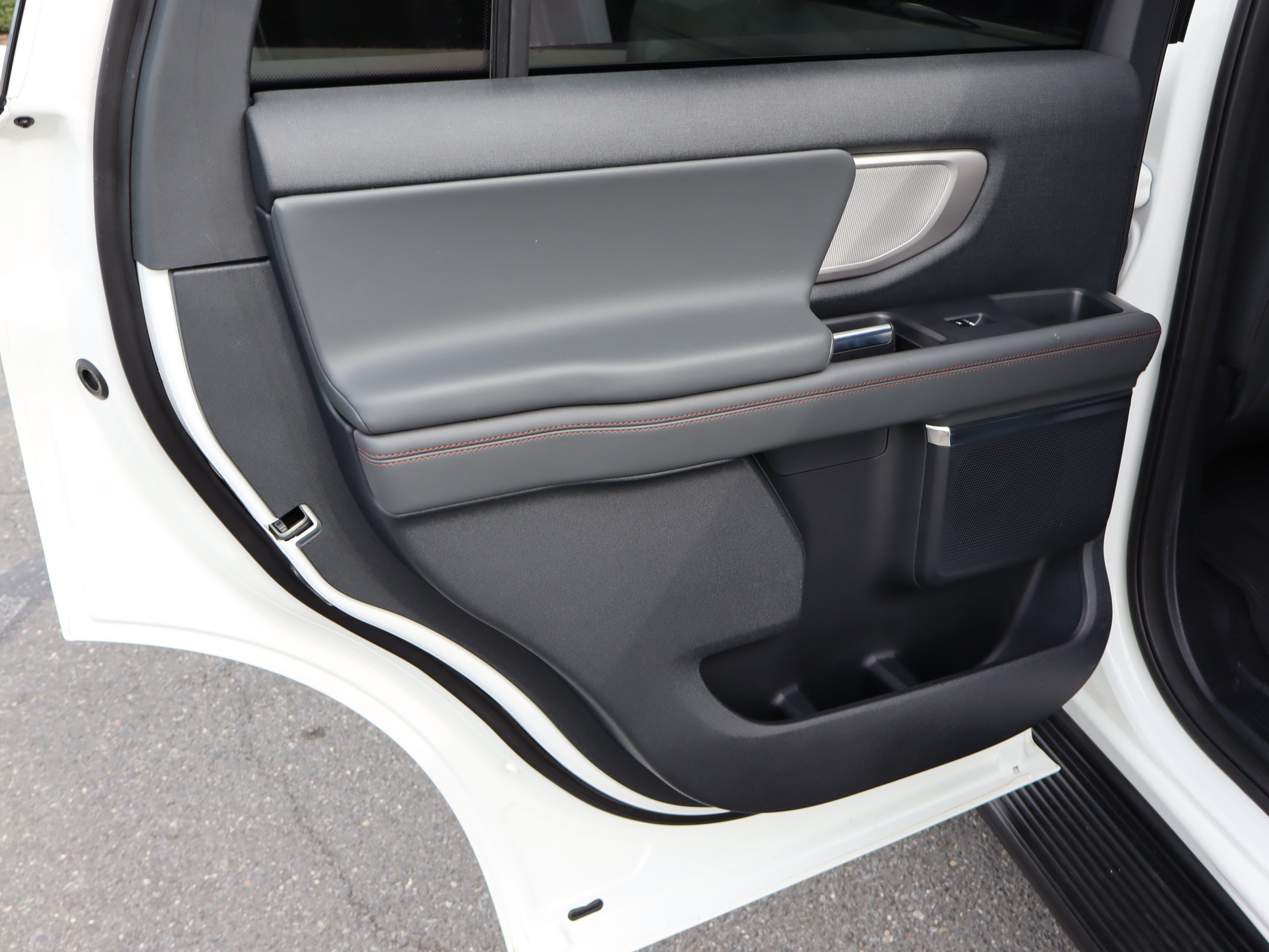Used 2025 Ford Expedition Active RWD image 33