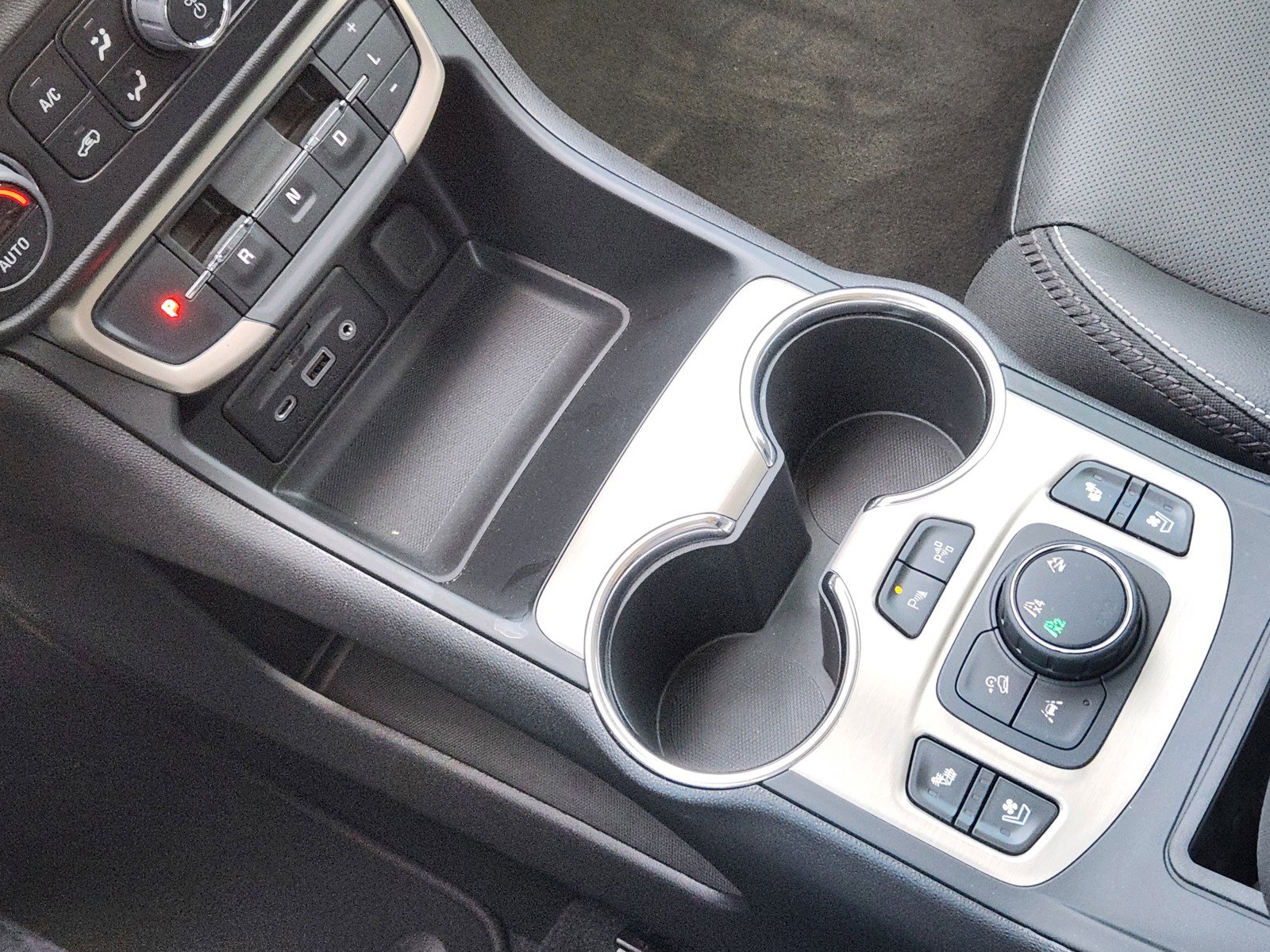 Used 2024 GMC Terrain Denali w/ Denali Premium Package image 16