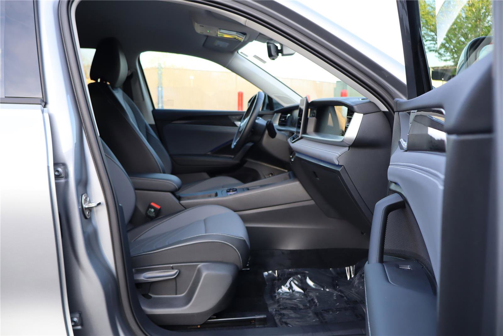Certified 2025 Volkswagen Tiguan SE AWD/4WD image 25