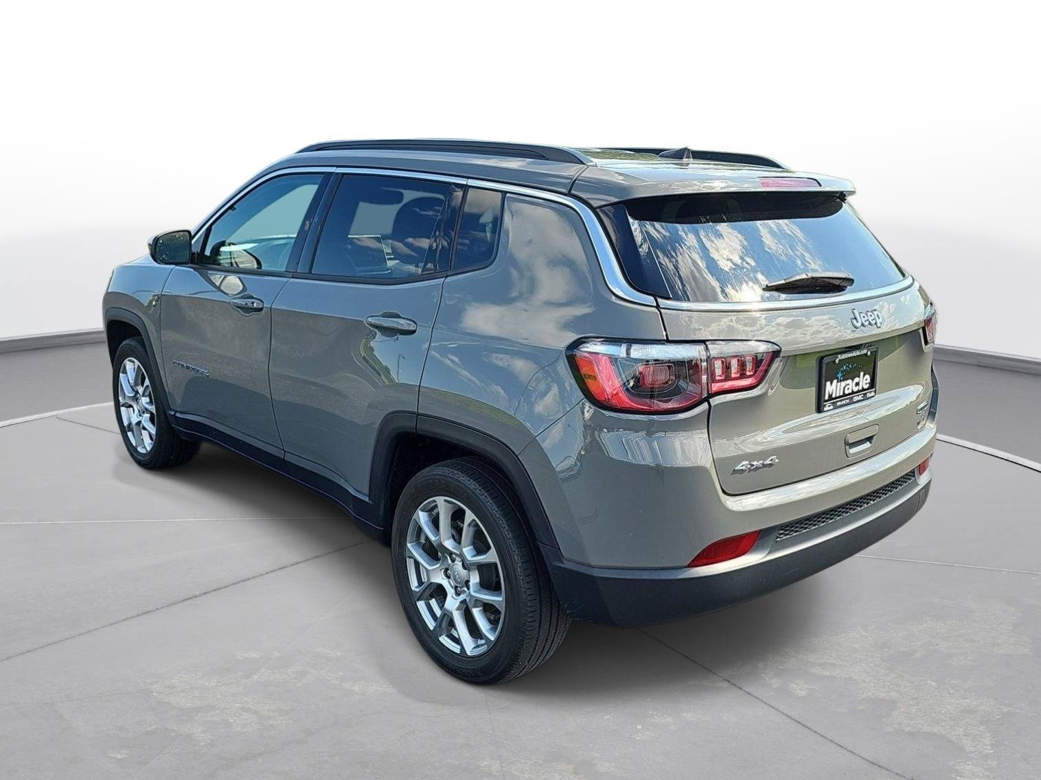 Used 2024 Jeep Compass Latitude AWD/4WD image 8