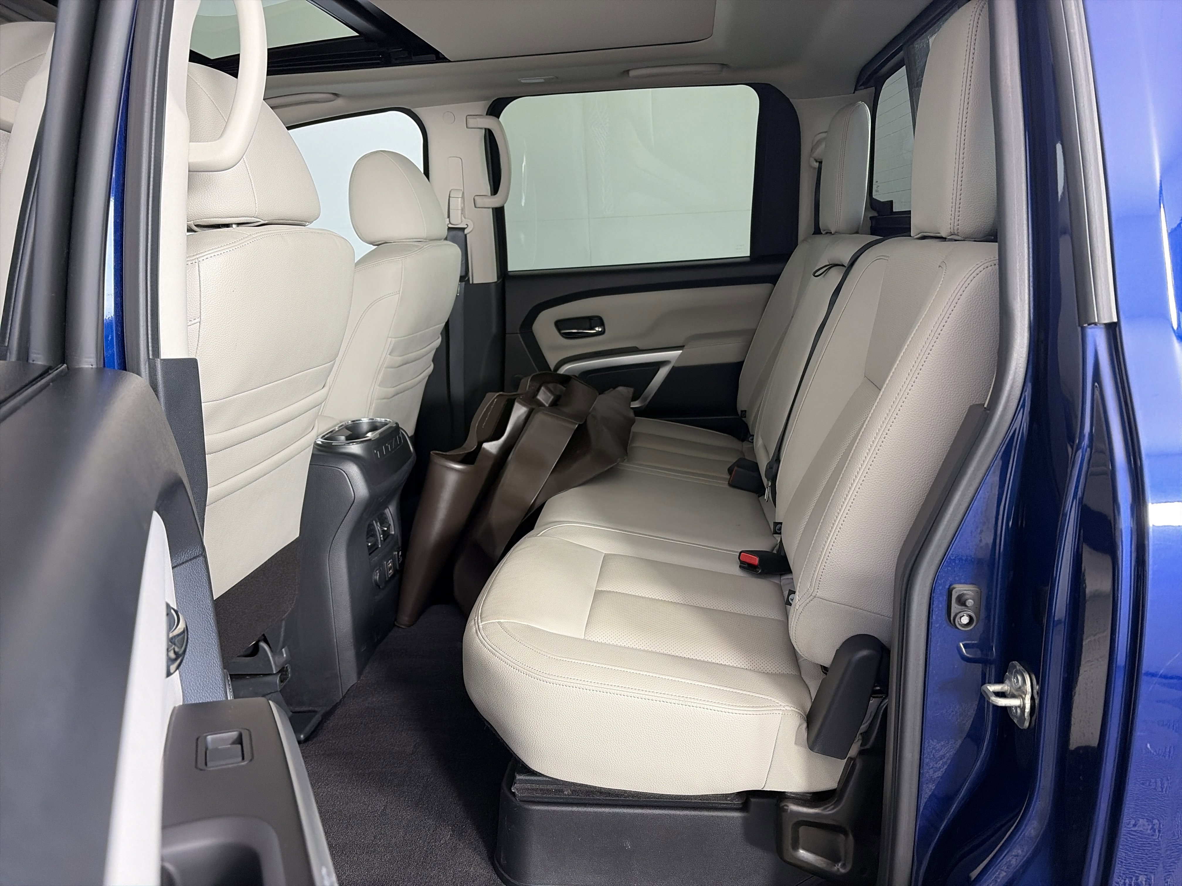 Used 2021 Nissan Titan SL w/ Moonroof Package AWD/4WD image 7