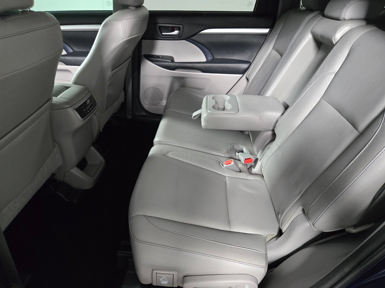 Used 2014 Toyota Highlander XLE FWD image 12