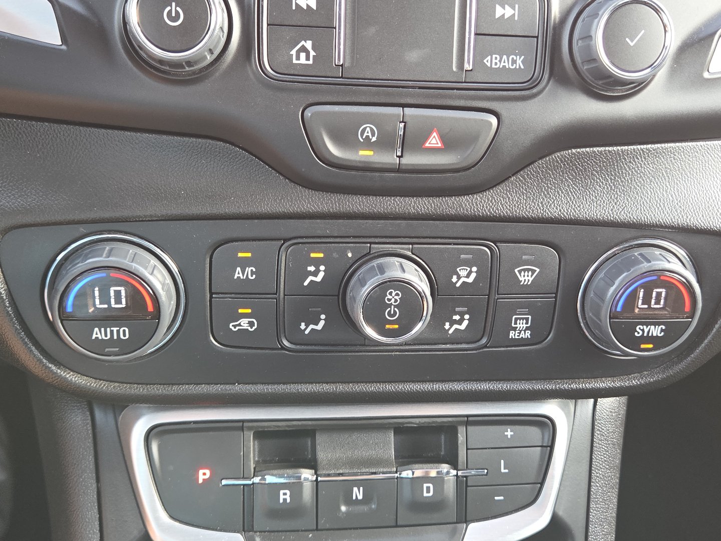 Used 2024 GMC Terrain SLT w/ Tech Package FWD image 32