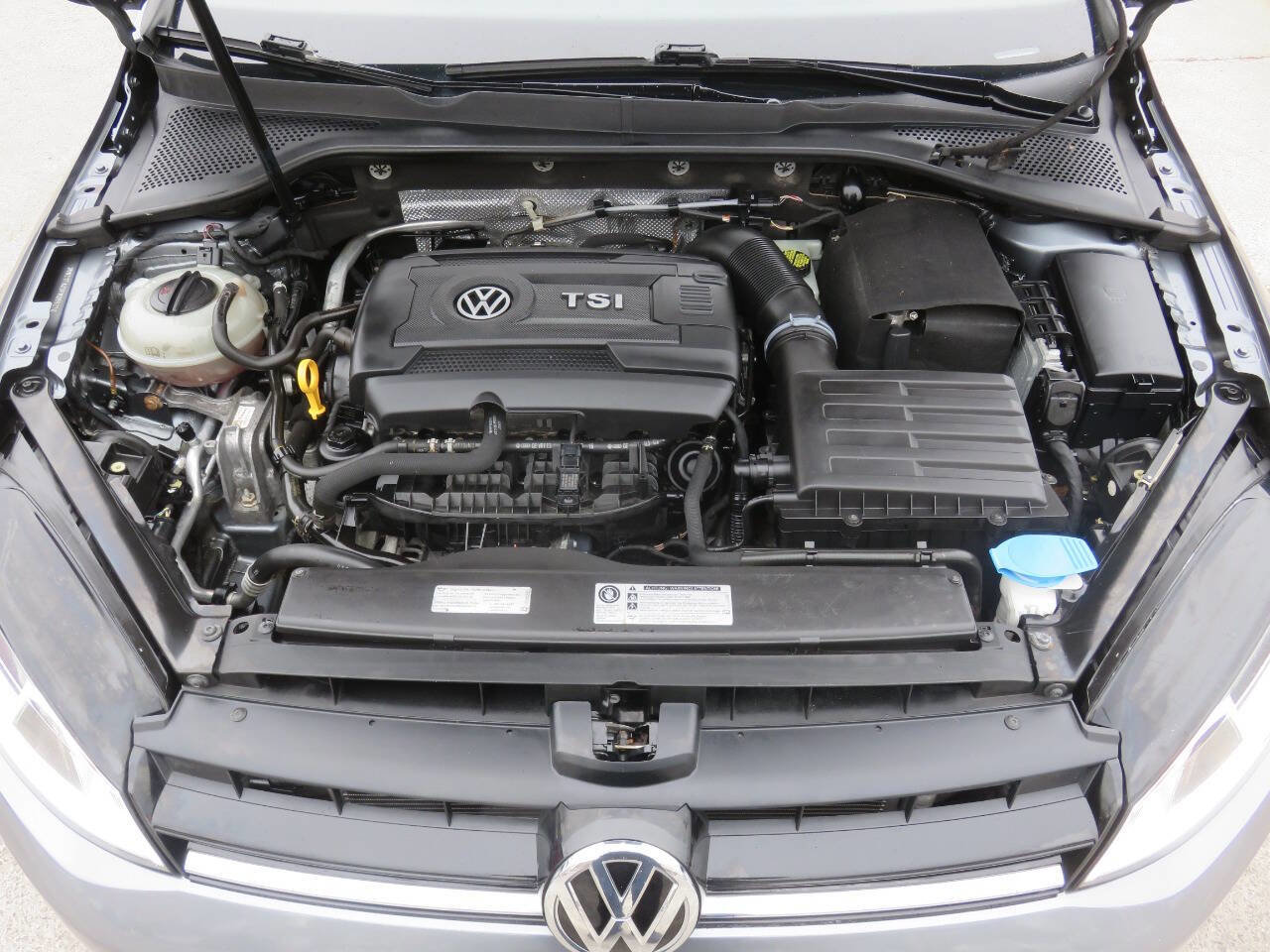 Used 2015 Volkswagen Golf S image 37