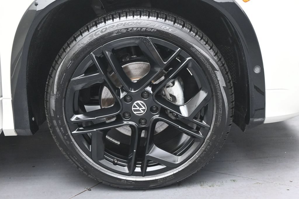 Used 2025 Volkswagen Tiguan SE R-Line FWD image 28