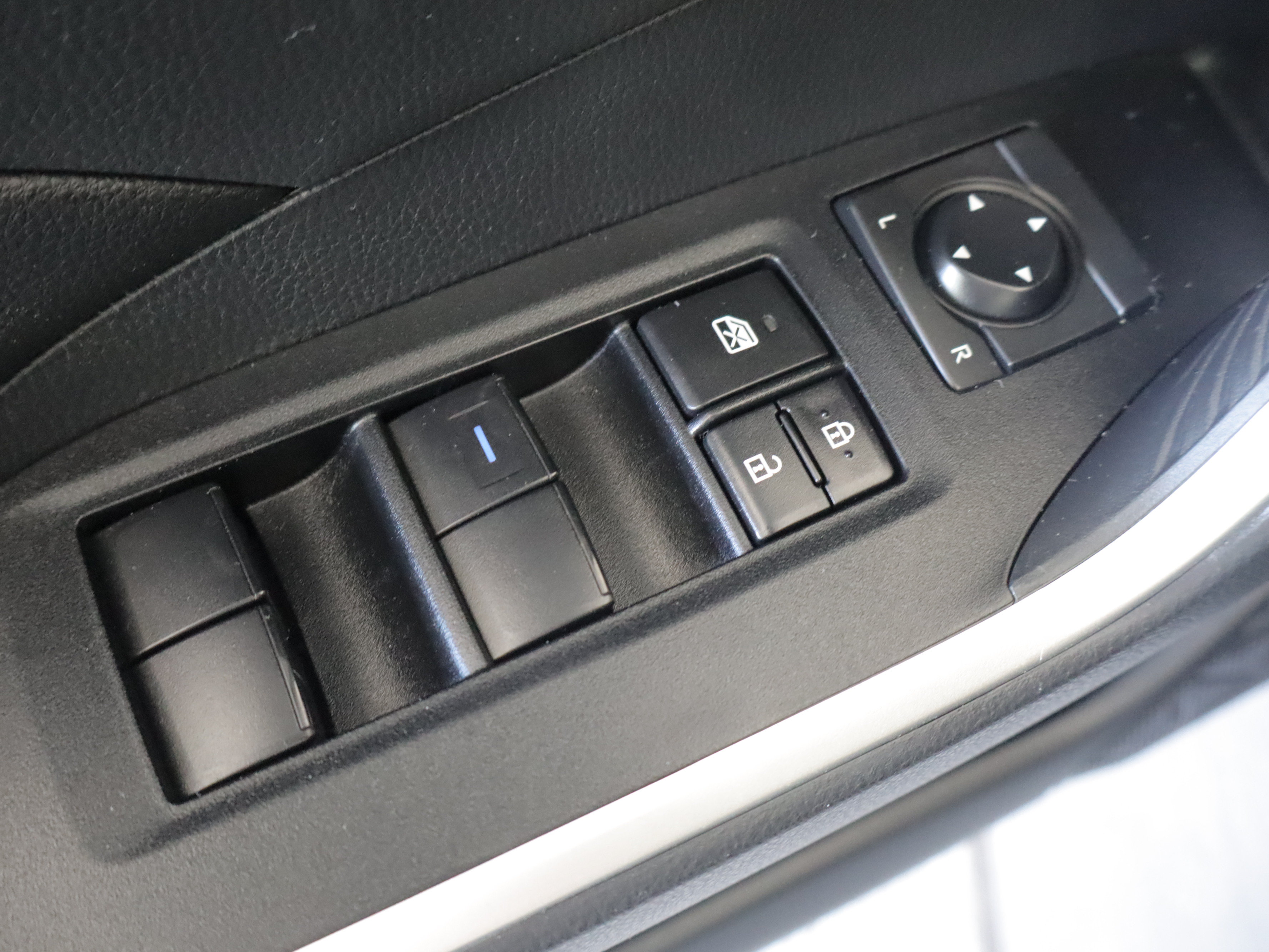 Used 2019 Toyota RAV4 LE AWD/4WD image 11