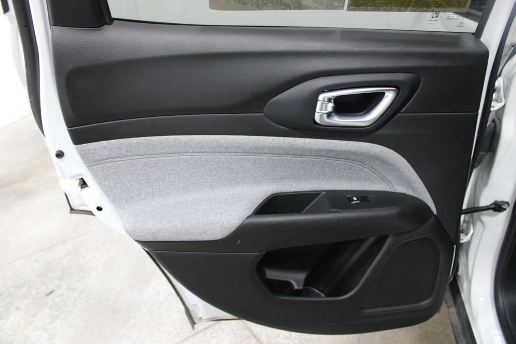 Used 2024 Jeep Compass Latitude image 17