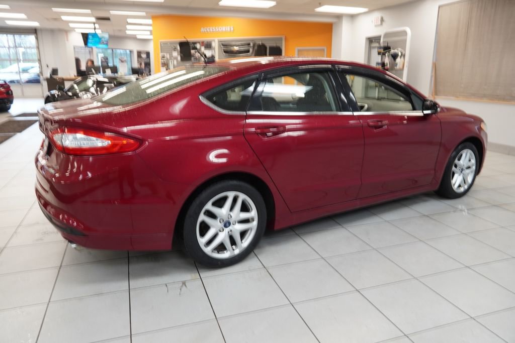 Used 2016 Ford Fusion SE FWD image 11