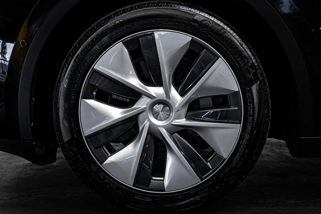 Used 2023 Tesla Model Y Long Range image 18