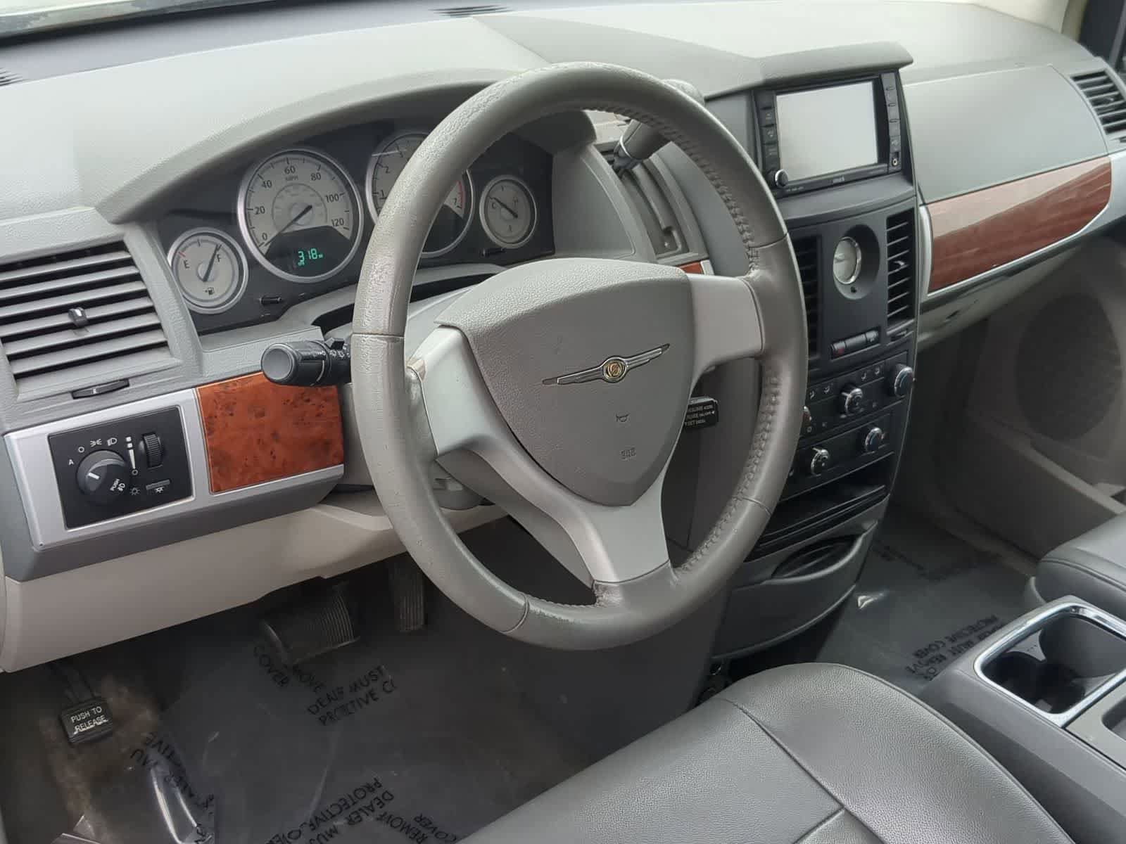 Used 2008 Chrysler Town & Country Touring image 10
