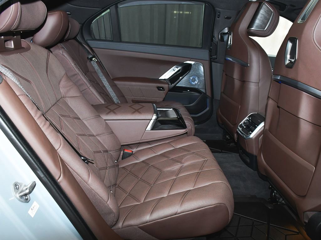 Used 2024 BMW i7 xDrive60 image 63