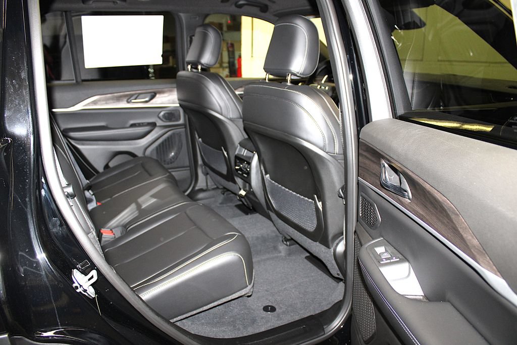 New 2027 Jeep Grand Cherokee Limited w/ MOPAR Finishing Package AWD/4WD image 33