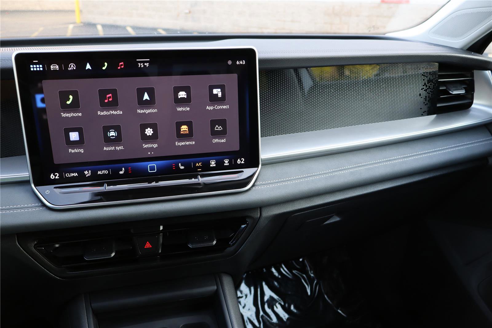Certified 2025 Volkswagen Tiguan SE AWD/4WD image 19