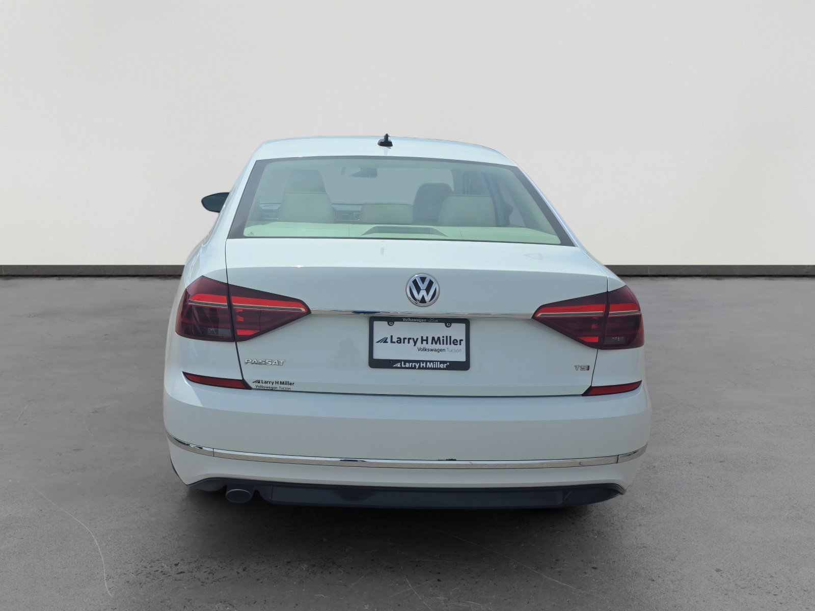 Used 2017 Volkswagen Passat 1.8T R-Line w/ R-Line Lighting Package FWD image 4