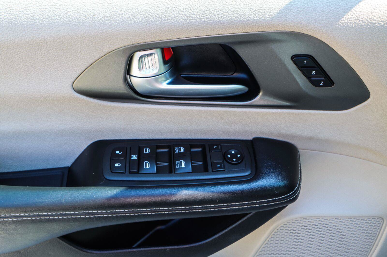 Used 2021 Chrysler Pacifica Touring-L FWD image 37