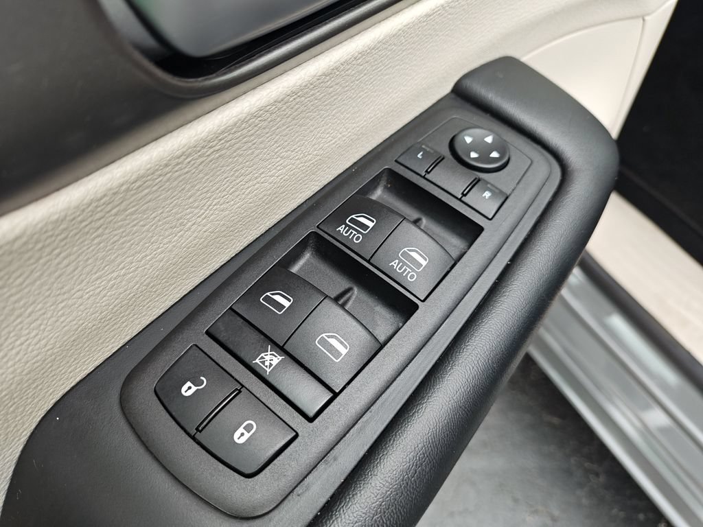 Used 2023 Chrysler Pacifica Touring-L FWD image 11
