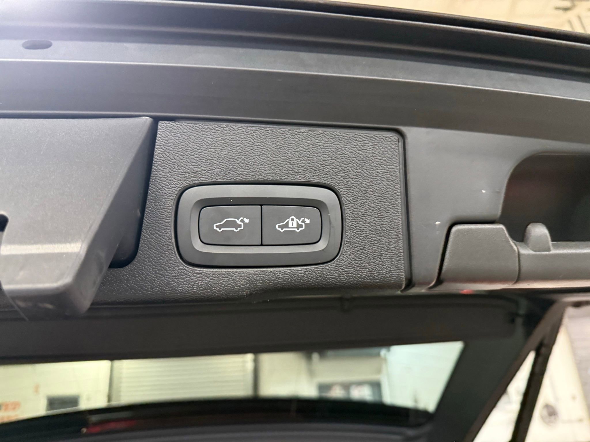 Used 2022 Volvo XC60 B5 Momentum w/ Climate Package image 31