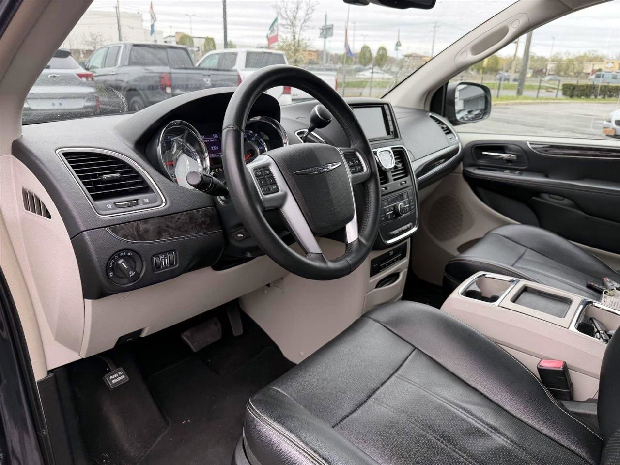 Used 2013 Chrysler Town & Country Touring-L w/ Driver Convenience Group FWD image 11