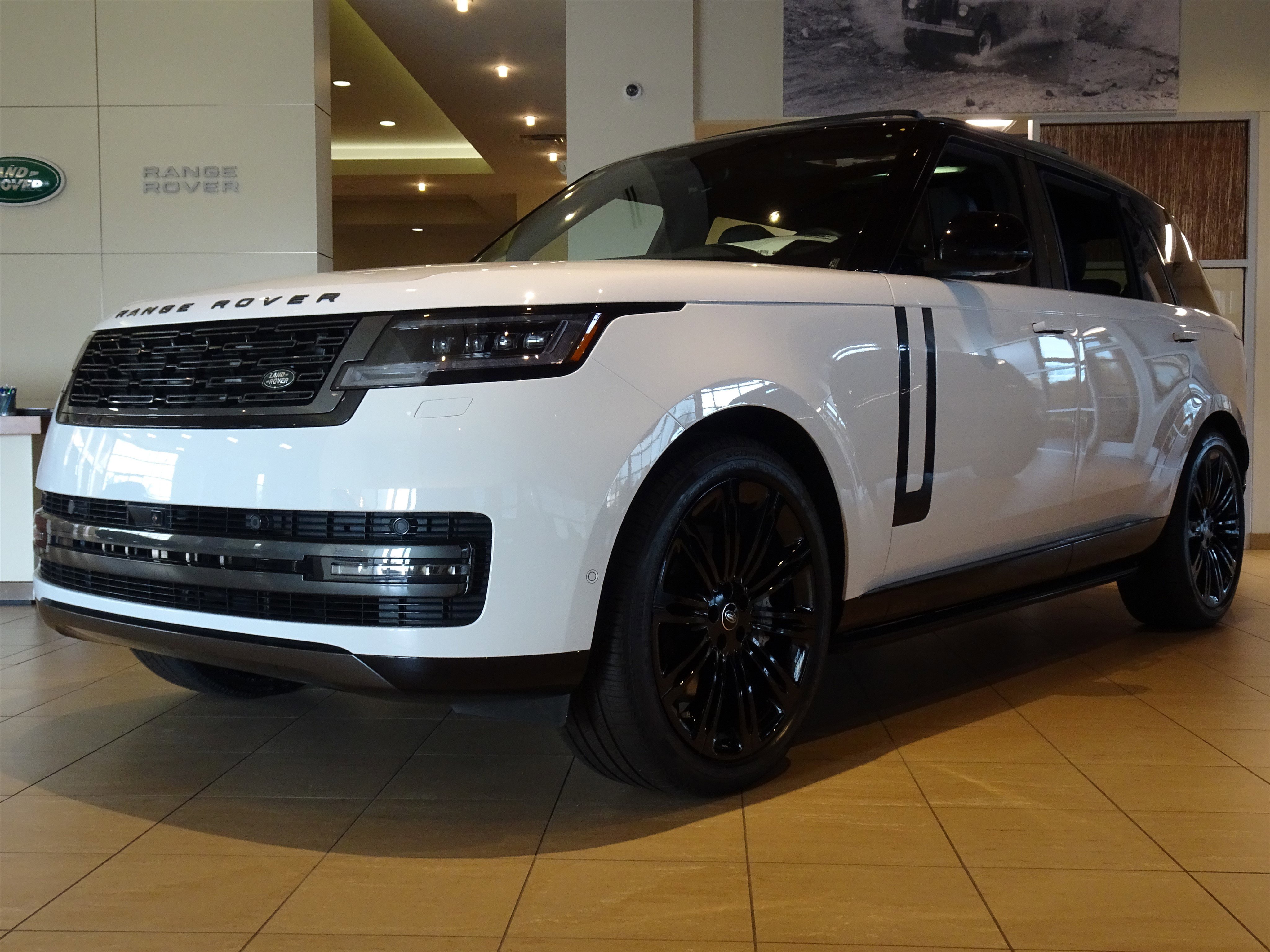 New 2025 Land Rover Range Rover Long Wheelbase SE image 7